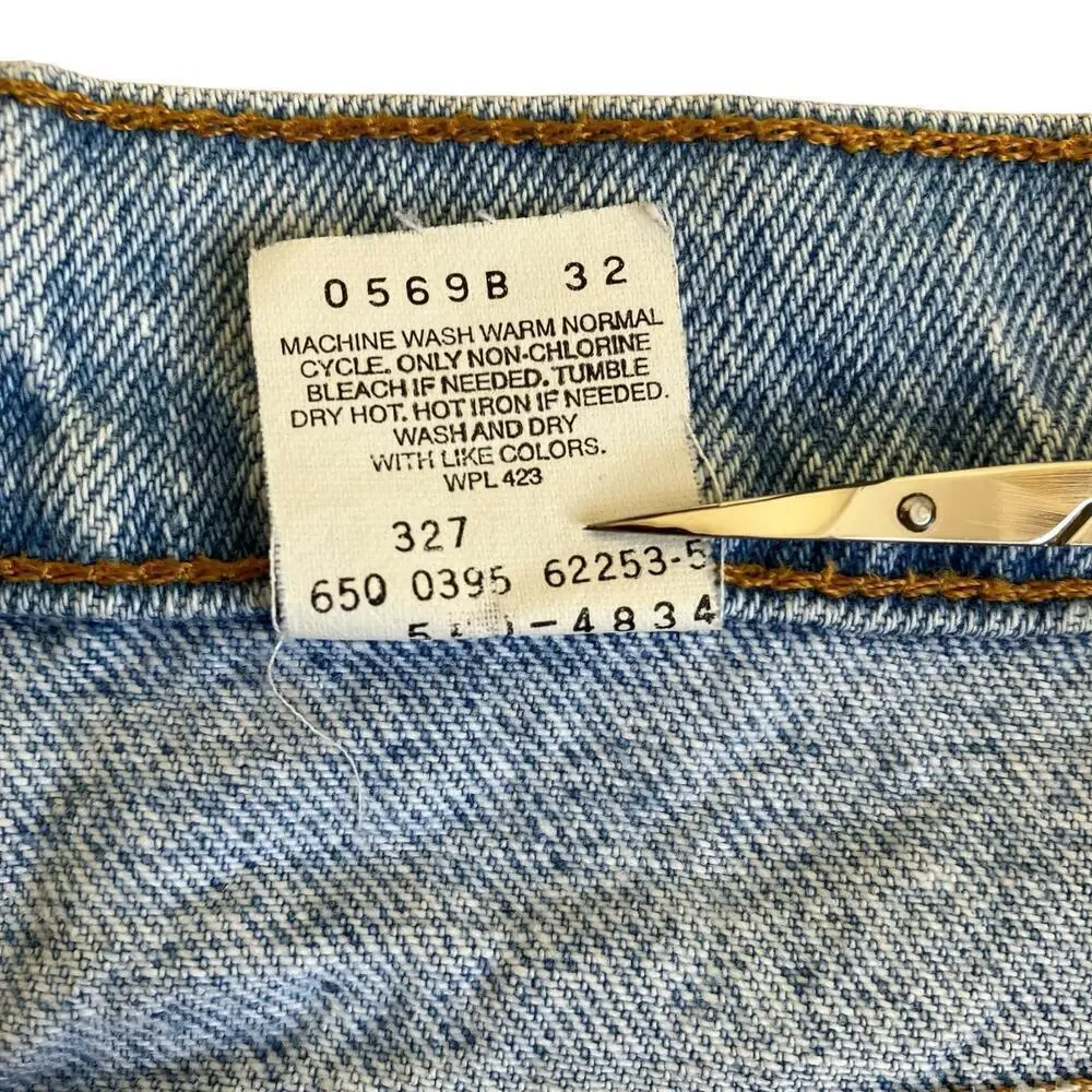 Vintage 90s Levi’s 550 Jeans Relaxed Fit Tapered Leg Light Wash Denim Casual